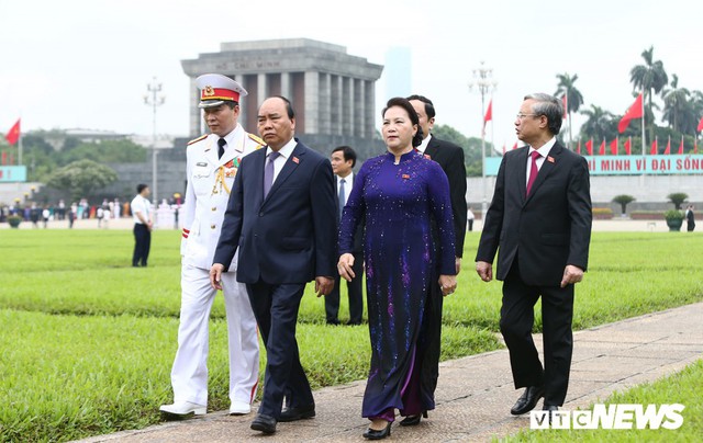 Đại biểu Quốc hội vào Lăng viếng Chủ tịch Hồ Chí Minh trước kỳ họp thứ 7 - Ảnh 4.