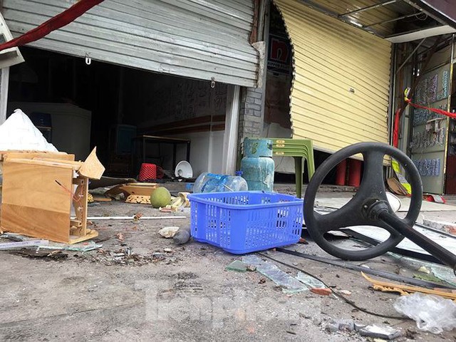 Nghi nổ khí ga, nhiều cửa nhà hàng tại Hà Nội bị thổi bay trong đêm - Ảnh 4.