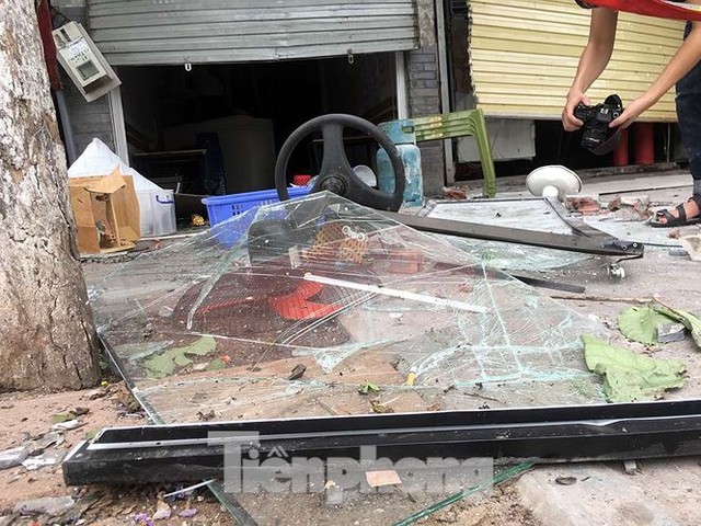 Nghi nổ khí ga, nhiều cửa nhà hàng tại Hà Nội bị thổi bay trong đêm - Ảnh 5.
