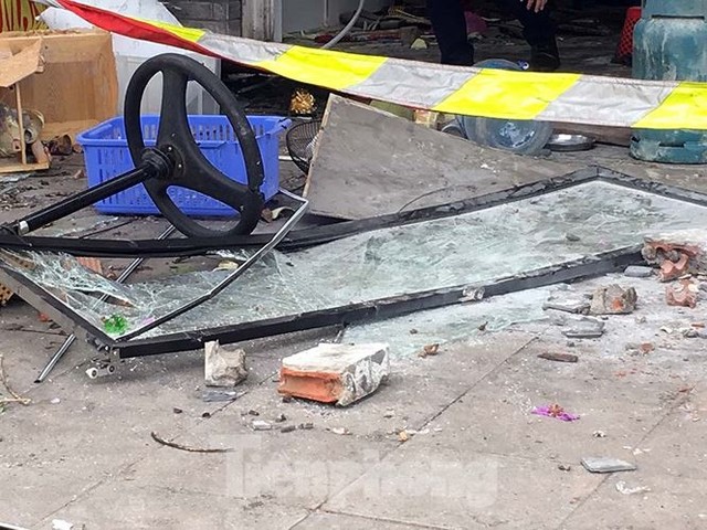 Nghi nổ khí ga, nhiều cửa nhà hàng tại Hà Nội bị thổi bay trong đêm - Ảnh 6.