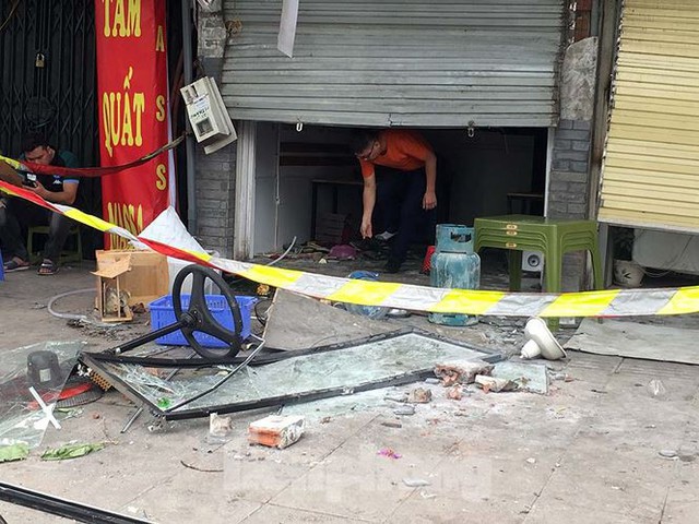 Nghi nổ khí ga, nhiều cửa nhà hàng tại Hà Nội bị thổi bay trong đêm - Ảnh 7.