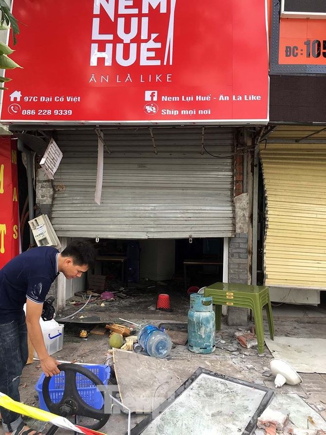 Nghi nổ khí ga, nhiều cửa nhà hàng tại Hà Nội bị thổi bay trong đêm - Ảnh 10.
