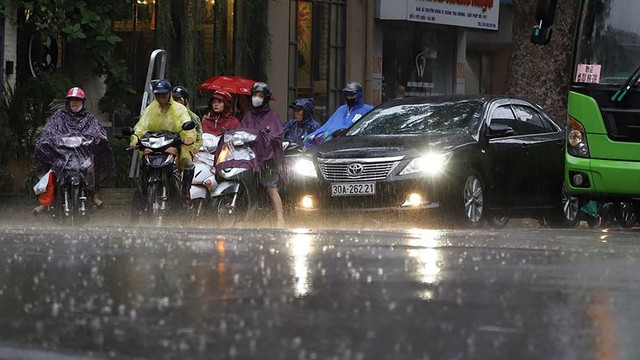 Hà Nội đón cơn mưa vàng sau chuỗi ngày nắng như đổ lửa - Ảnh 3.