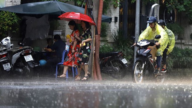 Hà Nội đón cơn mưa vàng sau chuỗi ngày nắng như đổ lửa - Ảnh 5.