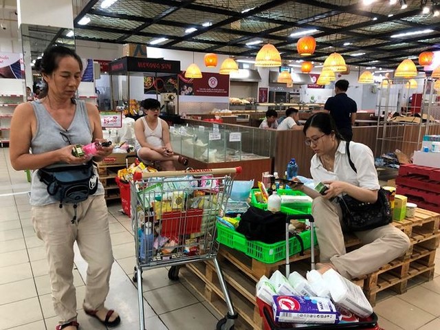 Người dân TPHCM đổ xô gom hàng siêu thị Auchan tháo khoán - Ảnh 2.