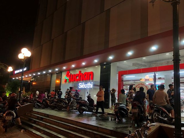 Người dân TPHCM đổ xô gom hàng siêu thị Auchan tháo khoán - Ảnh 15.