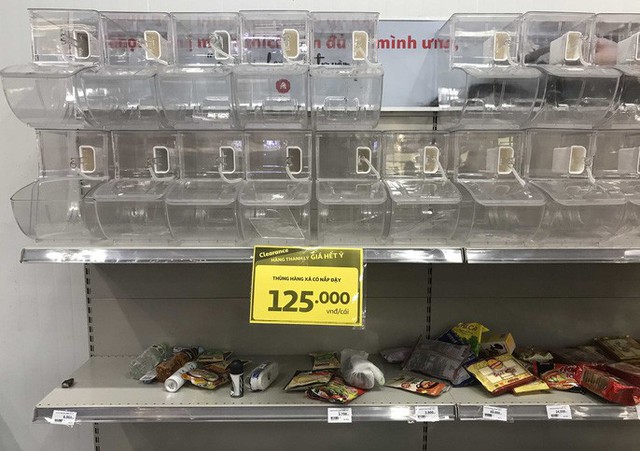  Nhân viên Auchan muốn khóc nhìn khách vừa mua, vừa ăn, vừa phá hàng hóa trong siêu thị  - Ảnh 3.