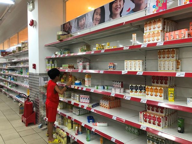 Người dân TPHCM đổ xô gom hàng siêu thị Auchan tháo khoán - Ảnh 6.