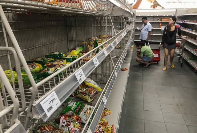  Nhân viên Auchan muốn khóc nhìn khách vừa mua, vừa ăn, vừa phá hàng hóa trong siêu thị  - Ảnh 6.