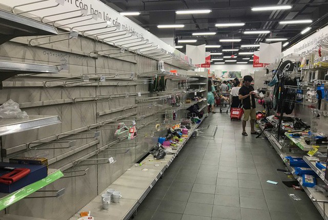  Nhân viên Auchan muốn khóc nhìn khách vừa mua, vừa ăn, vừa phá hàng hóa trong siêu thị  - Ảnh 10.