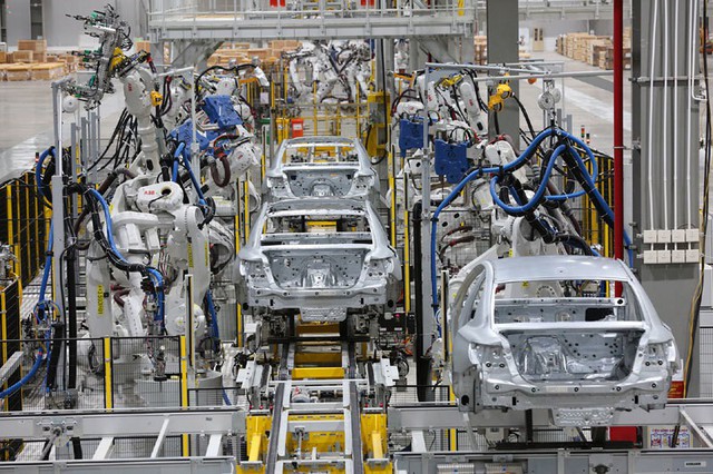 Nhà máy 3 tỷ USD lơ thơ mấy người: Hàng ngàn robot lắp ráp ô tô tự động - Ảnh 1.