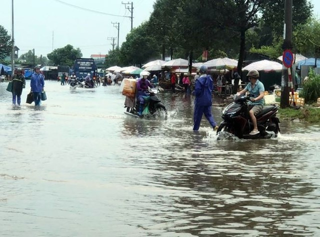 Mưa lớn ở Móng Cái, nhiều đò sắt bị nhấn chìm trong lũ - Ảnh 3.