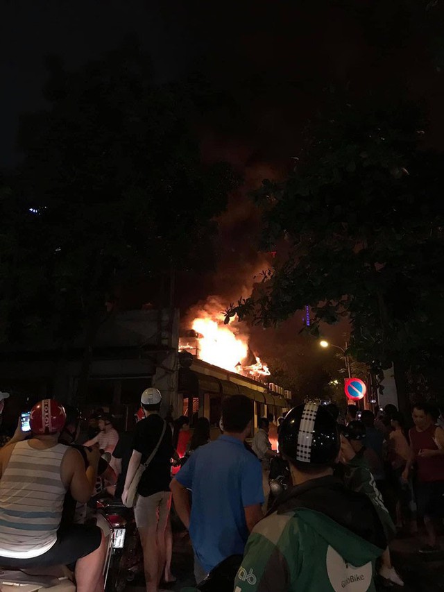 Hà Nội: Cháy quán bia Hải Xồm, nhiều người hoảng loạn tháo chạy - Ảnh 3.
