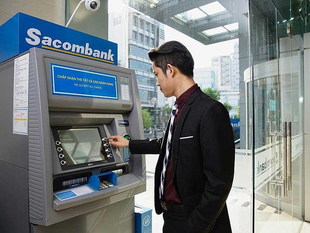 Chi hàng ngàn tỉ làm thẻ ATM mới: Khách hàng có phải gánh? - Ảnh 1.