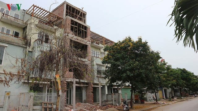 Mặc dù đã xây dựng nhiều năm nay nhưng đến thời điểm hiện tại, khu đô thị mới Vân Canh lại là khu đô thị hoang tàn, nhiều dãy nhà bị bỏ hoang. Và vi phạm trật tự xây dựng diễn ra một cách “phổ biến”.