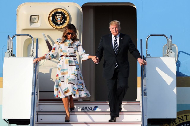 Hết thời bị vợ phũ phàng hất tay, Tổng thống Trump gây sốt với loạt khoảnh khắc tình bể bình cùng bạn đời trong chuyến thăm Nhật Bản - Ảnh 2.