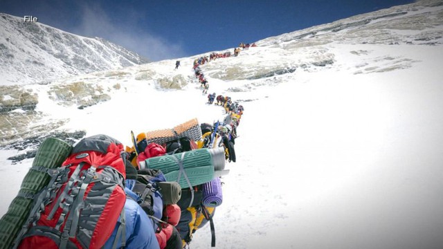 Tắc đường đến chết ở Everest: Thỏa mãn niềm đam mê hay chỉ là check-in cho bằng thiên hạ cùng góc khuất đáng sợ mạnh ai nấy sống - Ảnh 2.