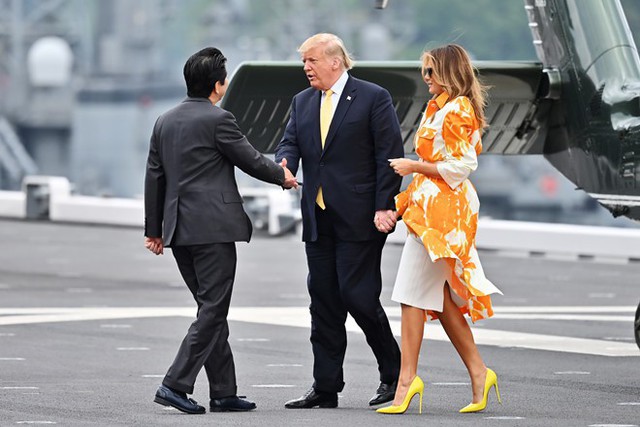 Hết thời bị vợ phũ phàng hất tay, Tổng thống Trump gây sốt với loạt khoảnh khắc tình bể bình cùng bạn đời trong chuyến thăm Nhật Bản - Ảnh 4.