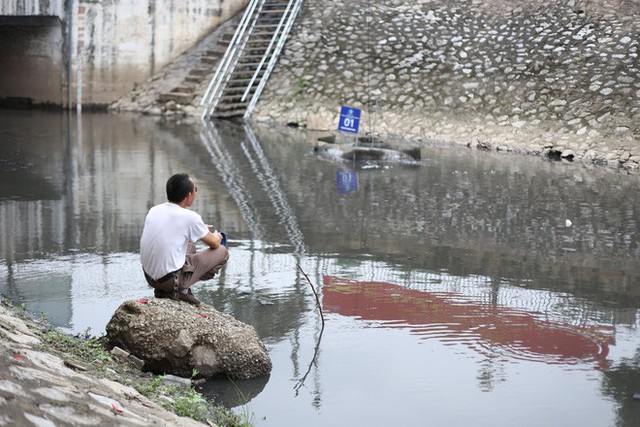  Người dân thư thả ngồi câu cá bên bờ sông Tô Lịch - Ảnh 10.