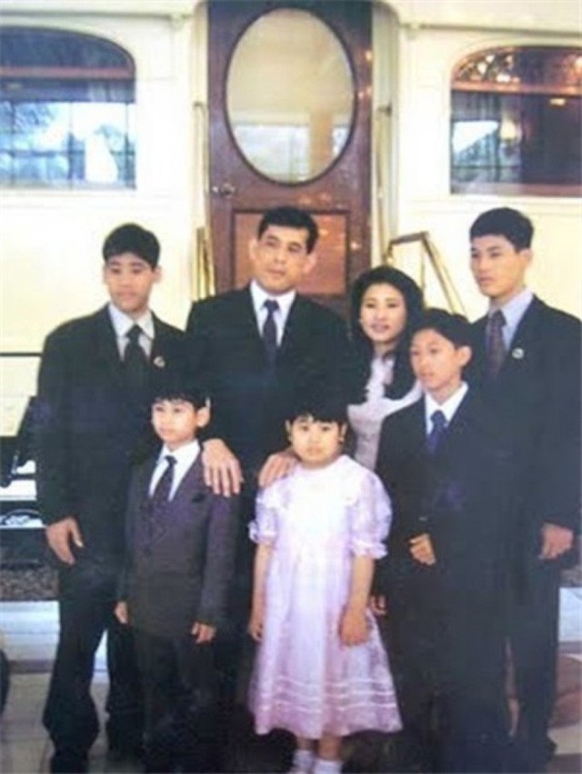 Điều ít biết về 3 cuộc hôn nhân với 7 người con có số phận hoàn toàn khác biệt nhau của Quốc vương Thái Lan, kẻ lên mây người không được thừa nhận - Ảnh 4.