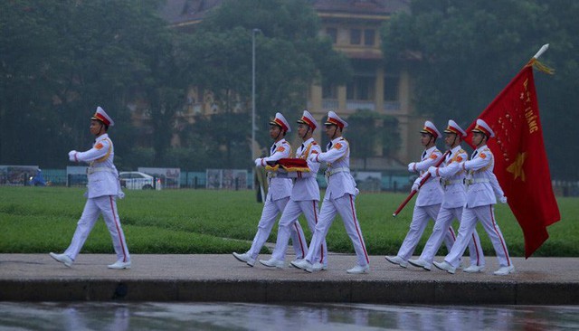 Toàn cảnh Lễ treo cờ rủ Quốc tang nguyên Chủ tịch nước Lê Đức Anh trong mưa - Ảnh 4.