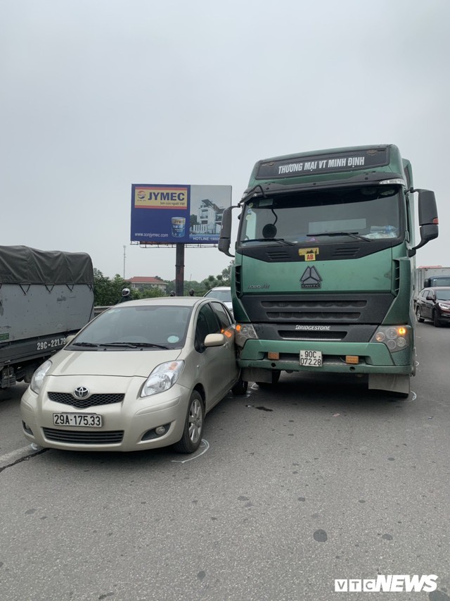 3 vụ tai nạn liên tiếp, cầu Thanh Trì ùn tắc cục bộ - Ảnh 1.