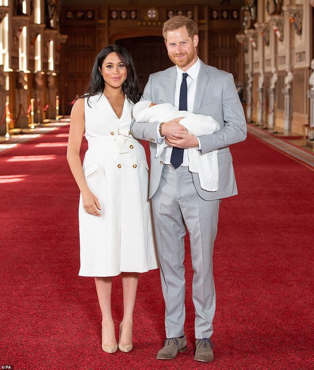 Vợ chồng Meghan chính thức xuất hiện, giới thiệu em bé Sussex cho người hâm mộ trên toàn thế giới - Ảnh 1.