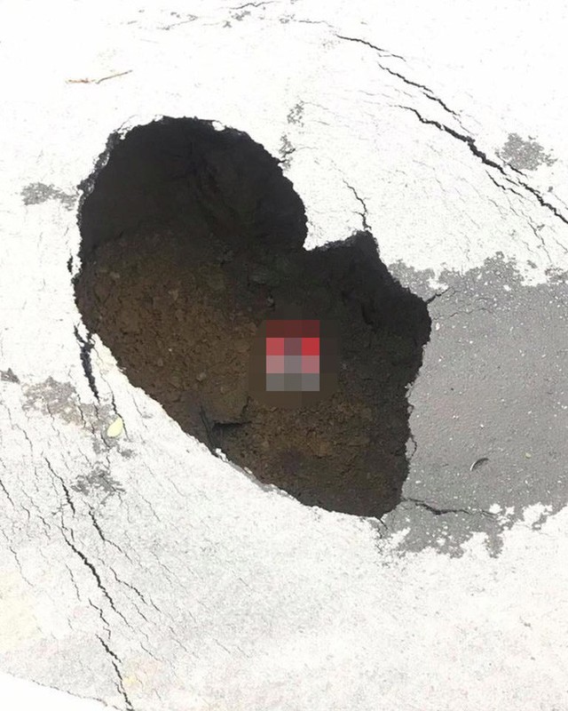 Hà Nội: Xuất hiện hố tử thần có bán kính hơn 1 mét giữa đường Trần Đại Nghĩa - Ảnh 1.