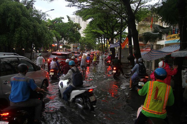 TP HCM ngập mênh mông, kẹt xe khắp nơi sau mưa lớn  - Ảnh 6.