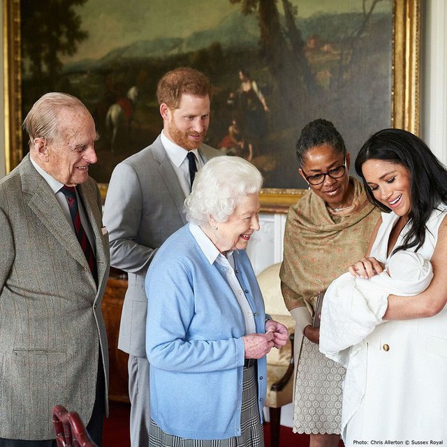 Vợ chồng Hoàng tử Harry chính thức công bố tên con trai mới sinh, nằm ngoài dự đoán của tất cả mọi người - Ảnh 1.