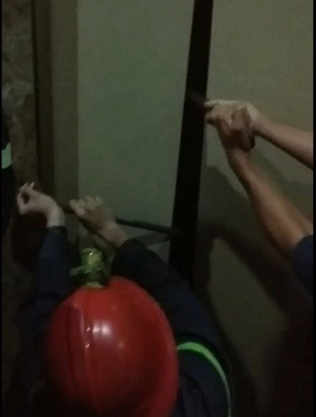Giải cứu 8 người kẹt trong thang máy khách sạn ở TPHCM - Ảnh 1.