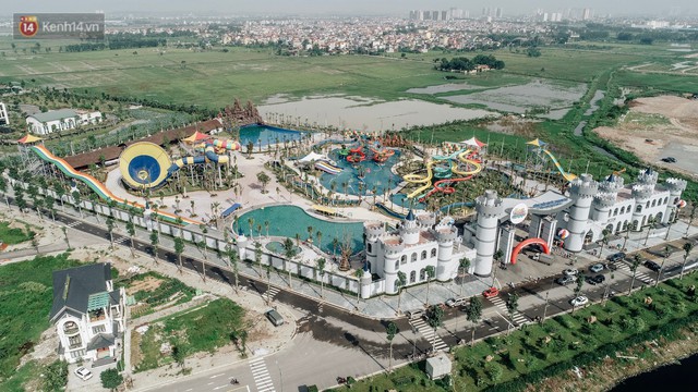Người dân Hà Nội thích thú trải nghiệm công viên nước hiện đại nhất Thủ đô trong ngày đầu mở cửa - Ảnh 2.