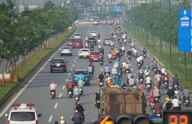 Thả xe máy vào làn ô tô, đường nội đô đẹp nhất Sài Gòn vỡ tổ - Ảnh 9.