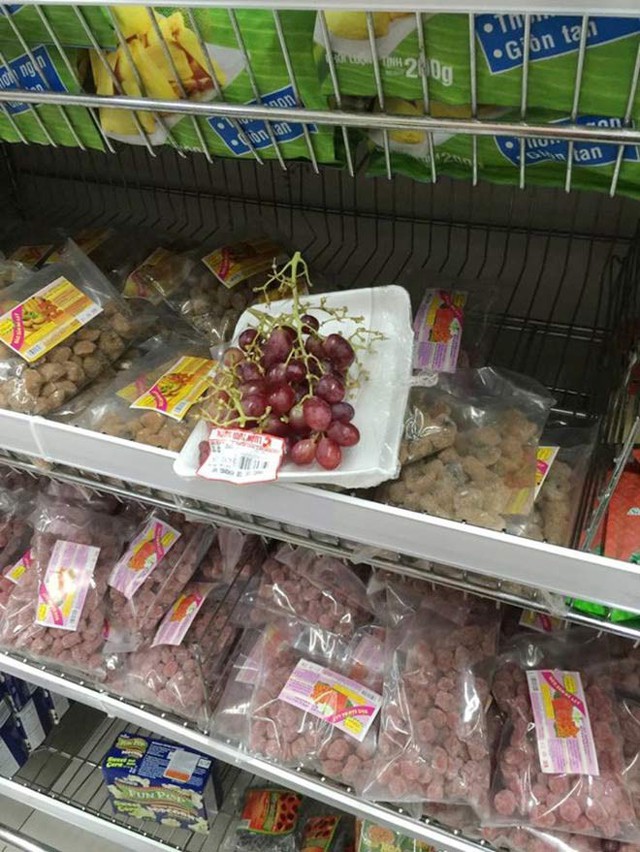Khách Việt thản nhiên khui đồ ăn, phá nát hàng hóa trong siêu thị như ở chốn không người - Ảnh 8.
