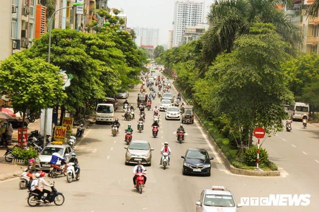 Ảnh: Xe ôm ế ẩm, taxi lên ngôi trong ngày Hà Nội nắng như đổ lửa - Ảnh 1.