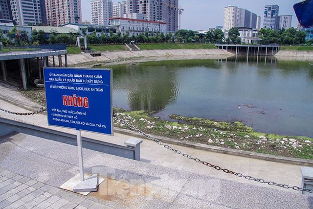 Công viên 300 tỷ cạn nước, ô nhiễm những ngày nắng gắt - Ảnh 13.