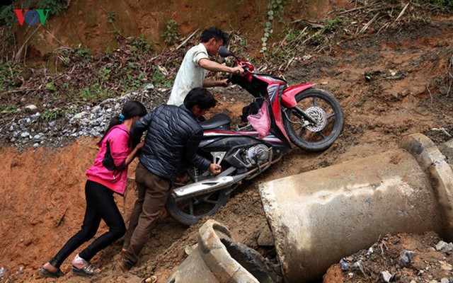  Ảnh: Sạt trượt đường tỉnh lộ, đe dọa cô lập 8 xã biên giới Lai Châu - Ảnh 13.