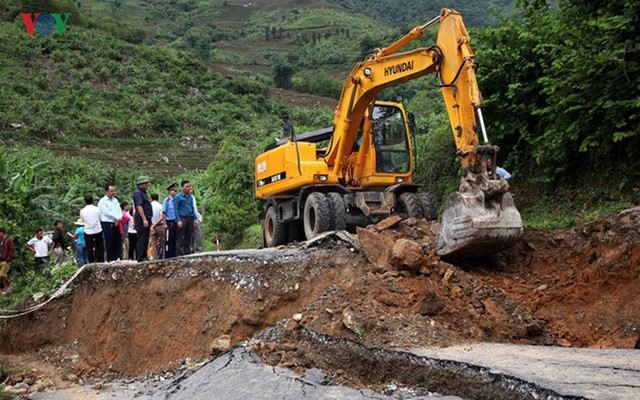  Ảnh: Sạt trượt đường tỉnh lộ, đe dọa cô lập 8 xã biên giới Lai Châu - Ảnh 16.