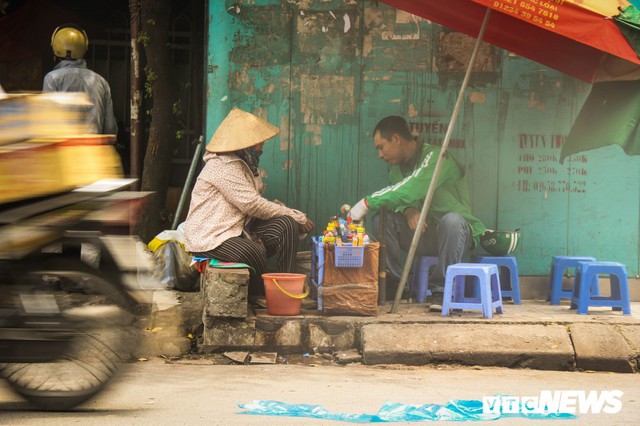 Ảnh: Xe ôm ế ẩm, taxi lên ngôi trong ngày Hà Nội nắng như đổ lửa - Ảnh 5.