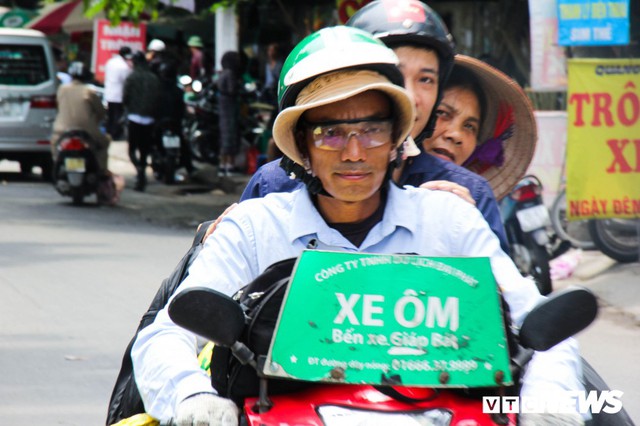 Ảnh: Xe ôm ế ẩm, taxi lên ngôi trong ngày Hà Nội nắng như đổ lửa - Ảnh 7.