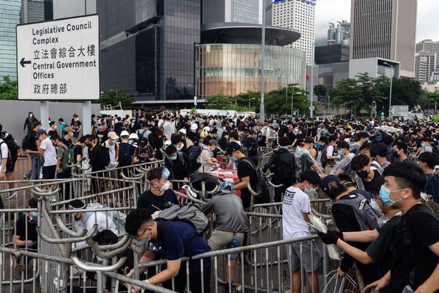 Hong Kong: Giao thông tê liệt vì người biểu tình, cảnh sát sử dụng hơi cay và súng phun nước  - Ảnh 14.