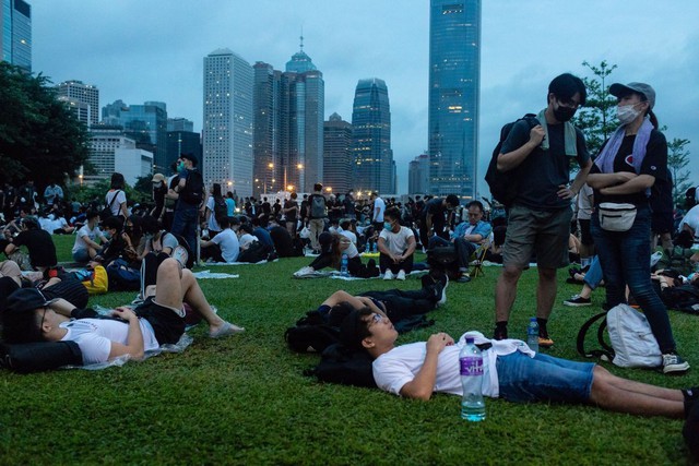 Hong Kong: Giao thông tê liệt vì người biểu tình, cảnh sát sử dụng hơi cay và súng phun nước  - Ảnh 15.