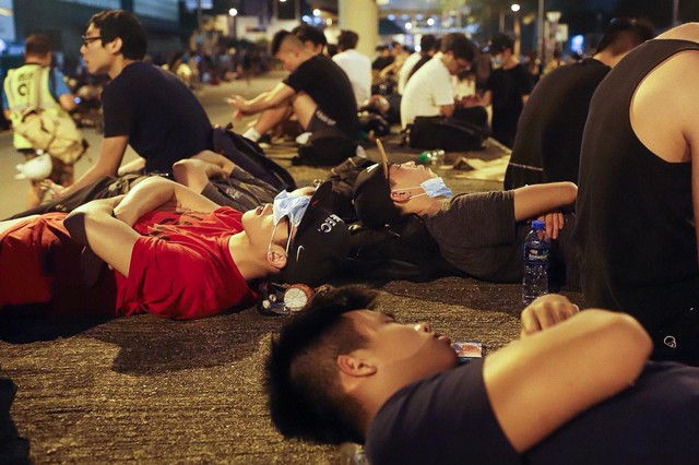 Hong Kong: Giao thông tê liệt vì người biểu tình, cảnh sát sử dụng hơi cay và súng phun nước  - Ảnh 16.