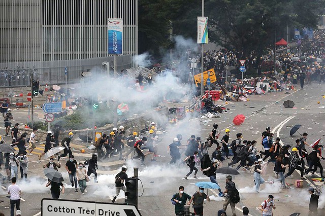 Hong Kong: Giao thông tê liệt vì người biểu tình, cảnh sát sử dụng hơi cay và súng phun nước  - Ảnh 2.