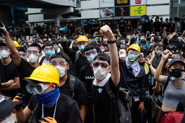 Hong Kong: Giao thông tê liệt vì người biểu tình, cảnh sát sử dụng hơi cay và súng phun nước  - Ảnh 3.