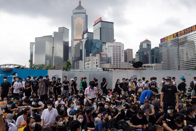 Hong Kong: Giao thông tê liệt vì người biểu tình, cảnh sát sử dụng hơi cay và súng phun nước  - Ảnh 6.