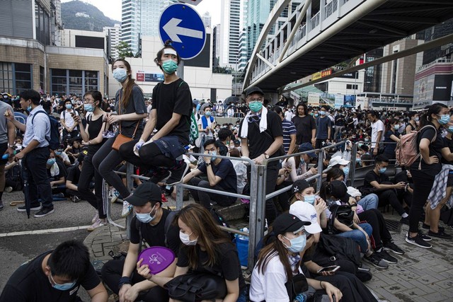 Hong Kong: Giao thông tê liệt vì người biểu tình, cảnh sát sử dụng hơi cay và súng phun nước  - Ảnh 10.