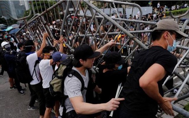 Người biểu tình Hong Kong vây kín các văn phòng chính phủ - Ảnh 1.
