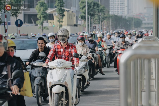 Lái xe ngoài đường giữa thời tiết nắng nóng đỉnh điểm như lúc này, ai cũng cần nắm rõ loạt lưu ý để tránh bị sốc nhiệt - Ảnh 3.