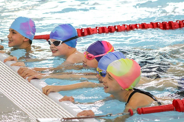 Cho trẻ học bơi từ sớm: không chỉ giúp thân thể khoẻ mạnh mà còn là kỹ năng sống còn quan trọng - Ảnh 3.